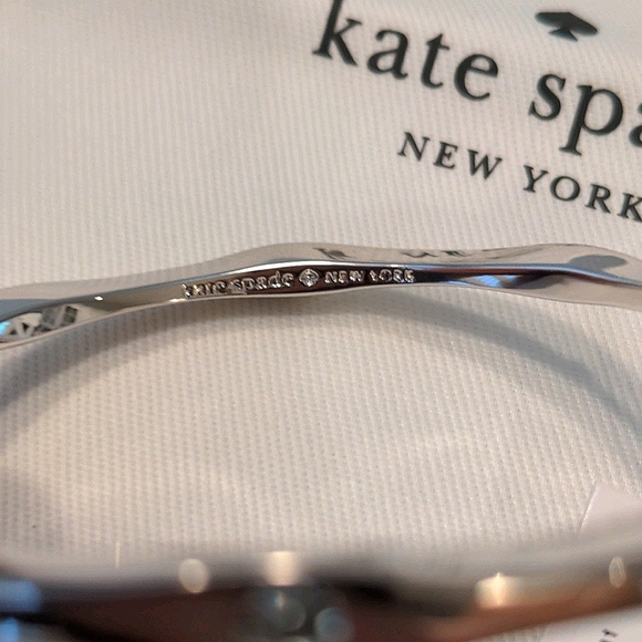 NEW Kate Spade Heavy Metals Wave Bangle in Silver - Picture 7 of 7
